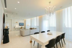 TV at/o entertainment center sa Mondrian Doha