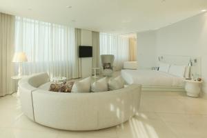 TV at/o entertainment center sa Mondrian Doha