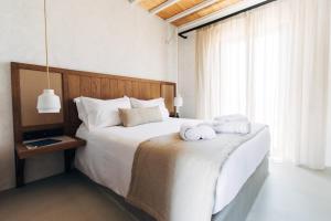 Un pat sau paturi într-o cameră la Branco Mykonos
