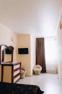 Habitación de hotel con espejo y tocador en Hotel DA NONNA en Odesa