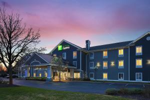 d'un hôtel au crépuscule dans l'établissement Holiday Inn Express Grand Rapids Southwest, an IHG Hotel, à Grandville