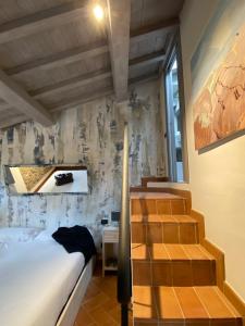 een slaapkamer met een bed en een surfplank aan de muur bij Dimora Carducci in Pietrasanta