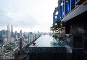 uma piscina no telhado de um edifício com uma cidade em ExpressionZ KLCC By Starwood Luxury em Kuala Lumpur