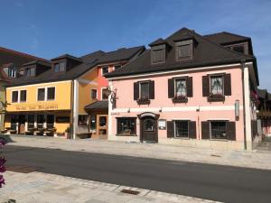 un groupe de bâtiments dans une rue urbaine dans l'établissement Gasthof Metzgerwirt, à Regenstauf