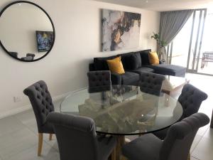 sala de estar con mesa de cristal y sofá en 503 Marbella Beachfront Apartment en Durban