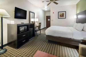 TV a/nebo společenská místnost v ubytování Clarion Inn & Suites Weatherford South