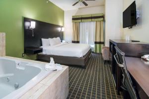 Postel nebo postele na pokoji v ubytování Clarion Inn & Suites Weatherford South