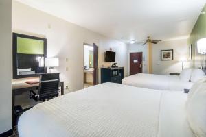 Postel nebo postele na pokoji v ubytování Clarion Inn & Suites Weatherford South