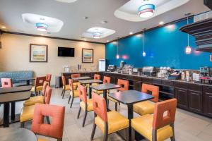 TV a/nebo společenská místnost v ubytování Clarion Inn & Suites Weatherford South