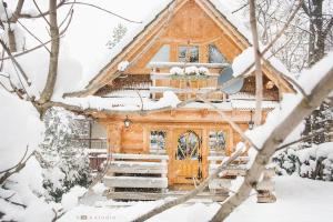 una cabaña de madera en la nieve en Klimkówka, en Zakopane