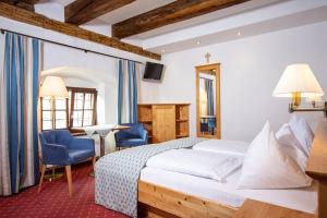 Hotel Kartause في غامينغ: غرفة فندقية بسرير وطاولة وكراسي