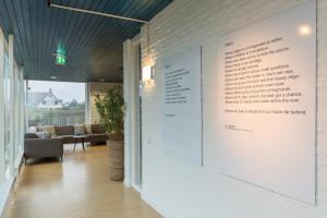 un grand panneau sur un mur dans une pièce dans l'établissement de Baak Seaside, à Noordwijk aan Zee