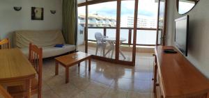 un salon avec un canapé et une table dans l'établissement Apartamentos Australia, à Playa del Ingles