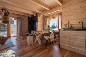 Kuchnia lub aneks kuchenny w obiekcie NA SKRAJU LASU domki z balią, jacuzzi