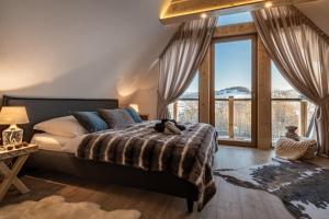 Łóżko lub łóżka w pokoju w obiekcie NA SKRAJU LASU domki z balią, jacuzzi