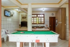 a kitchen with a pool table in a room at Pousada Arquipélago in Florianópolis