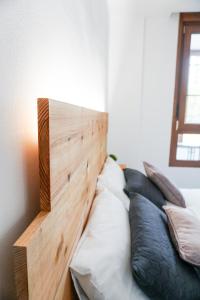 łóżko z drewnianym zagłówkiem w pokoju w obiekcie Apartamento Altea Blanca w Altei