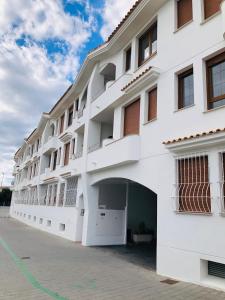 a large white building with a lot of windows at Apartamento Altea Blanca in Altea