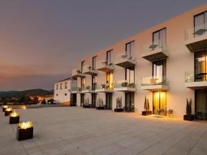 - un grand bâtiment avec une cour la nuit dans l'établissement The Wine House Hotel - Quinta da Pacheca, à Lamego