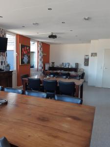 a dining room with a table and chairs at B&B De Kandelaar in Biddinghuizen
