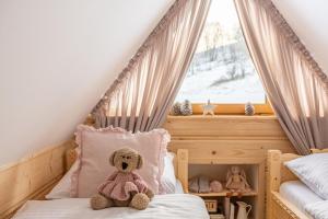 Łóżko lub łóżka w pokoju w obiekcie NA SKRAJU LASU domki z balią, jacuzzi