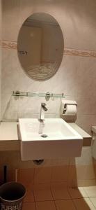 La salle de bains est pourvue d'un lavabo blanc et d'un miroir. dans l'établissement Suria Kipark Single Bedroom Apartment, à Kuala Lumpur