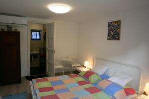 1 dormitorio con 1 cama y baño en Kékfestő Vendégház, en Bükkszentkereszt