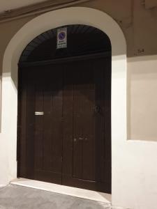 una grande porta nera del garage con un cartello sopra di Gravina Dream a Gravina in Puglia
