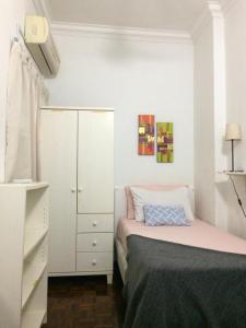 una camera con letto e armadietto bianco di Suria Kipark Damansara 3R2B 950sq ft Apartment a Kuala Lumpur
