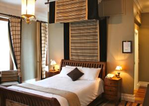 - une chambre avec un lit, 2 tables de nuit et 2 lampes dans l'établissement Jackson Court Hotel, à Dublin