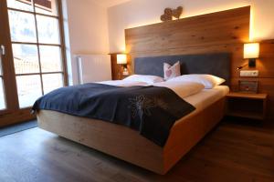 Rúm í herbergi á Hotel Bräu