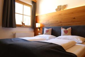 Rúm í herbergi á Hotel Bräu