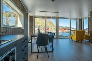Posezení v ubytování Seafront new cabin in Lofoten