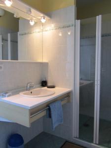 Ένα μπάνιο στο Appartements Couleurs de Mer CANCALE