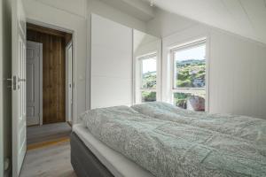 Gallery image of Seafront new cabin in Lofoten in Ballstad