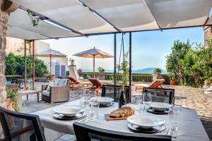 una mesa con platos y copas de vino en un patio en Lubra Casa Relax en Massa Lubrense