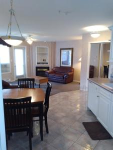 een keuken en een woonkamer met een tafel en stoelen bij Fairmont Mountain View Villas in Fairmont Hot Springs