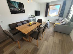 福爾施陶的住宿－Beim Nannerl，客厅配有木桌和椅子