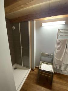 een badkamer met een douche en een stoel. bij Boost Your Immo Le Mélezet Vars 416 in Vars