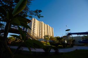 un grand bâtiment devant un bâtiment dans l'établissement Golden Dolphin Express via Giro ImobTech, à Caldas Novas