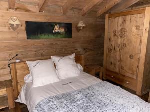 a bedroom with a bed in a wooden cabin at Chalet Sempre Més in Font Romeu Odeillo Via