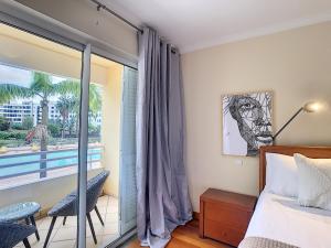 Un dormitorio con una cama y un balcón. en Aidan Apartment by LovelyStay, en Funchal 15 fotos más