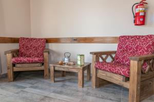 two chairs and a table in a room at Cabañas "Las Escondidas" in Valle Grande