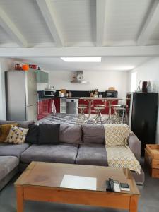 Appartement le Pas Sage du Marché La Flotte في مدينة لا فلوت: غرفة معيشة مع أريكة وطاولة