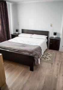 上維謝烏的住宿－Casa Mocanitei，一间卧室设有一张大床,铺有木地板