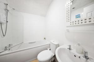 Koupelna v ubytování Pendicke Cottage, Southam + 26 fotografií