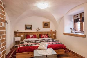 una camera con un grande letto di Appartamento Mariagrazia a Tesero