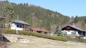 ein Haus an der Seite eines Hügels in der Unterkunft Haus Betz in Garmisch-Partenkirchen