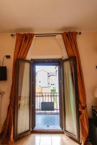przesuwnymi szklanymi drzwiami z widokiem na balkon w obiekcie B&B Le Campane w mieście Ferrara