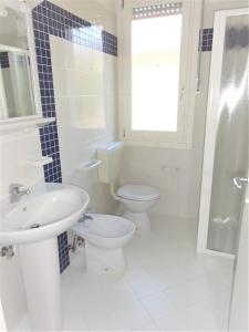 ビビオーネにあるVilla Dogi Sud 20のバスルーム(洗面台、トイレ、シャワー付)